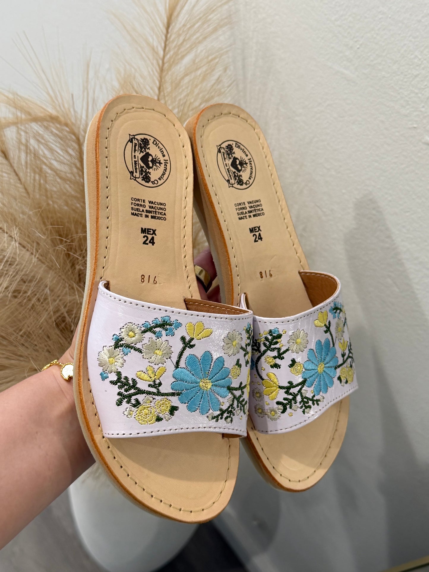 Sol y Mar Floral Embroidered White Leather Huaraches