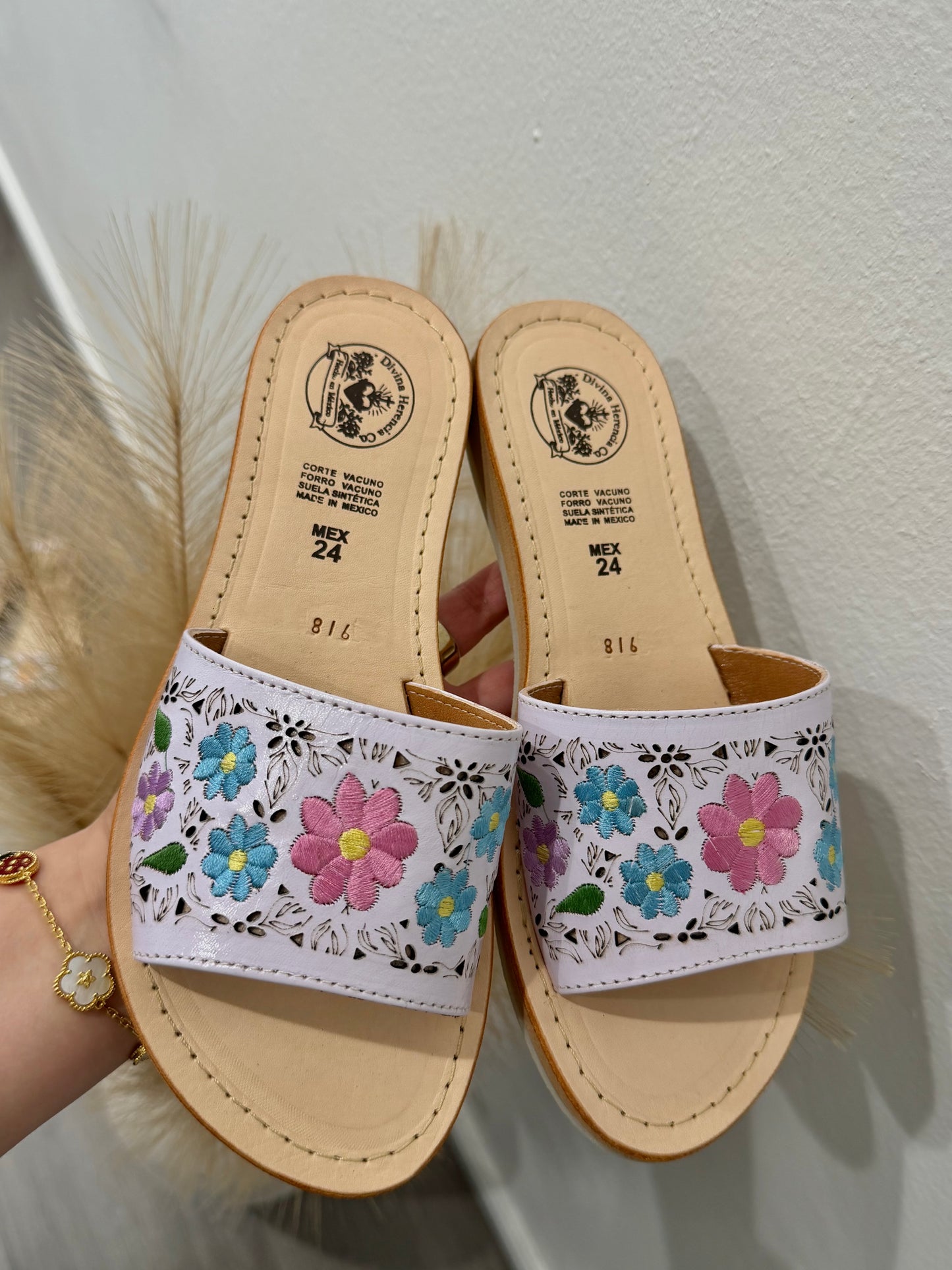 Primavera Embroidered White Leather Floral Huaraches
