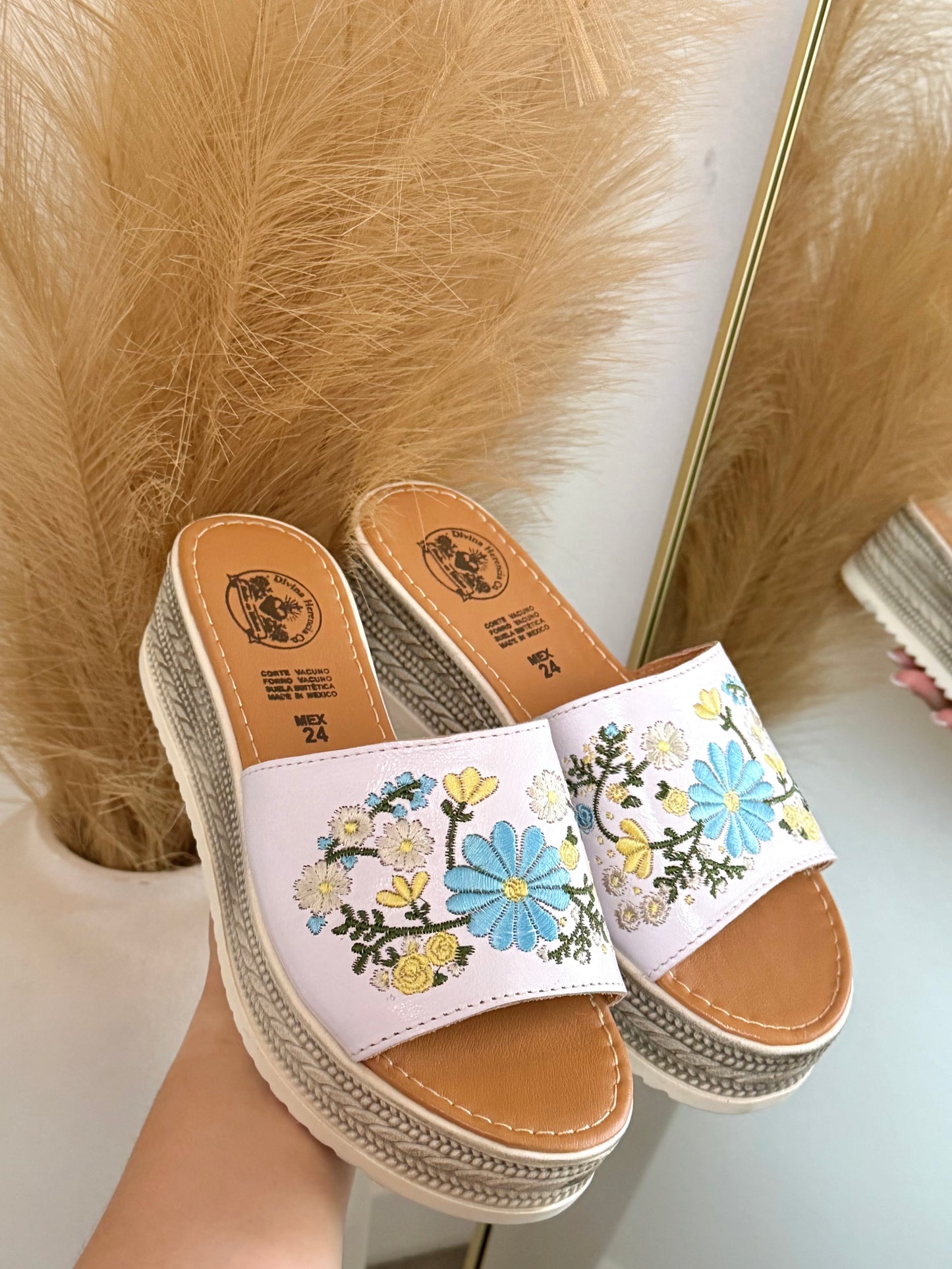 Sol y Mar Floral Embroidered White Leather Platform Huaraches