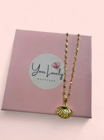 Load image into Gallery viewer, Mar de Amor Seashell Pearl Necklace
