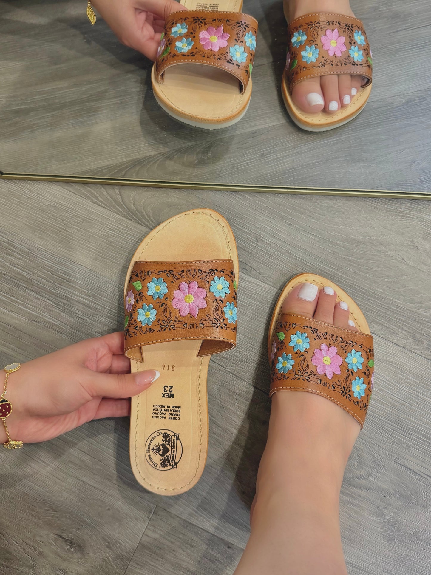 Primavera Embroidered Brown Leather Floral Huaraches