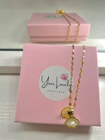 Load image into Gallery viewer, Mar de Amor Seashell Pearl Necklace

