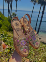 Load image into Gallery viewer, Jardín Floral Embroidery Lace-Up Natural Leather Huaraches
