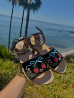 Load image into Gallery viewer, Fresa &amp; Blue Bow Embroidered Leather Huaraches
