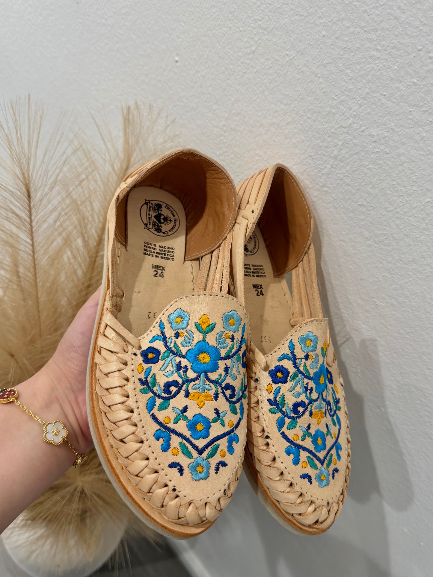 Sol y Cielo Floral Embroidered Leather Flats Huaraches