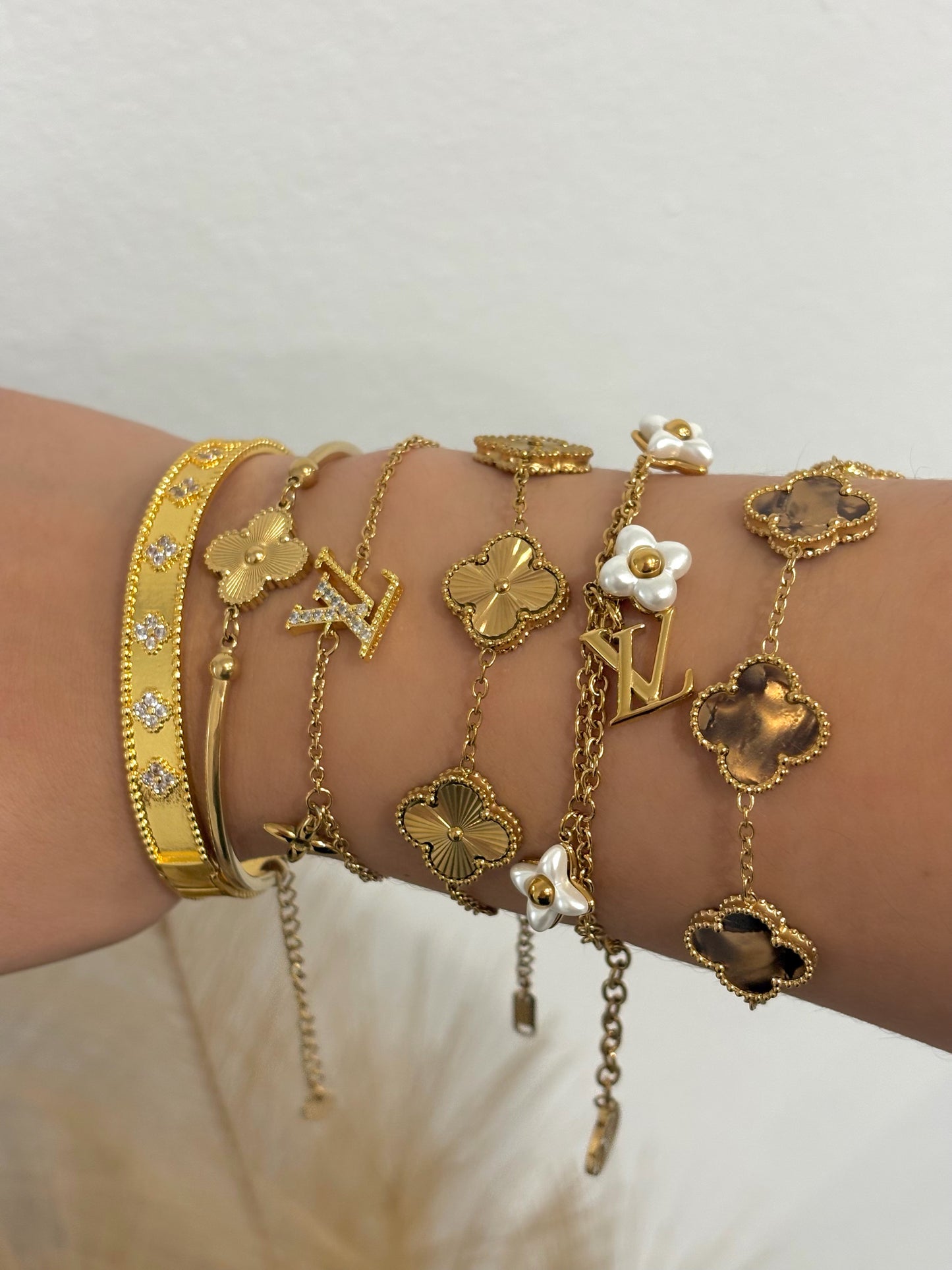 Golden Hour Single Clover Bangle – Elegant Textured Clover Charm Bracelet